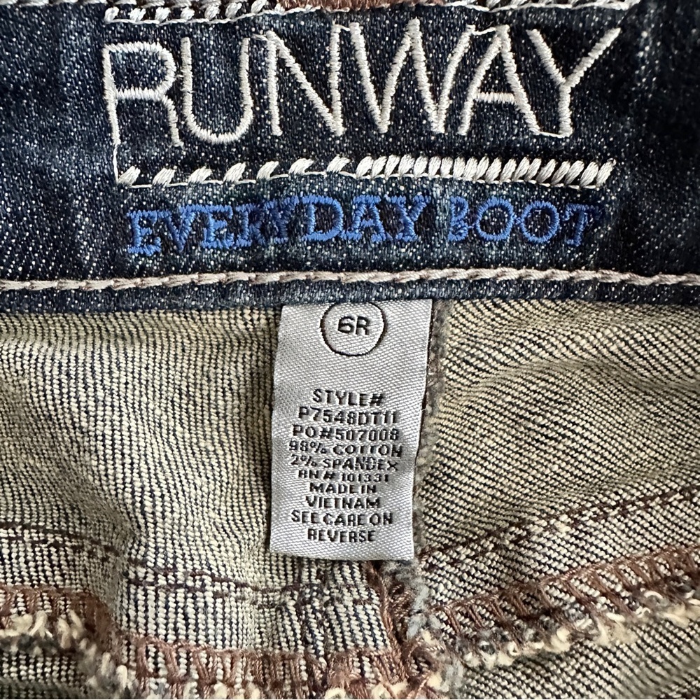 Refuge Runway Everyday Mid Rise Boot Jeans Size 6 - Picture 7 of 14